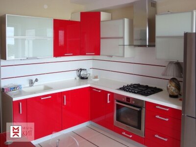 Красная кухня из пластика